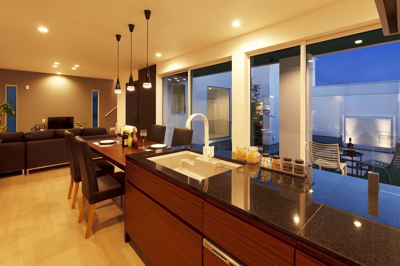 サンジョーホーム 【ビルトインガレージ】2000万円台で叶えた広々としたウッドデッキに中庭のある間取り。ホテルライクな実例の建築実例画像4