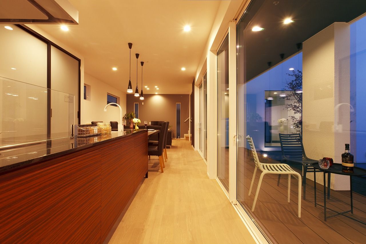 サンジョーホーム 【ビルトインガレージ】2000万円台で叶えた広々としたウッドデッキに中庭のある間取り。ホテルライクな実例の建築実例画像5