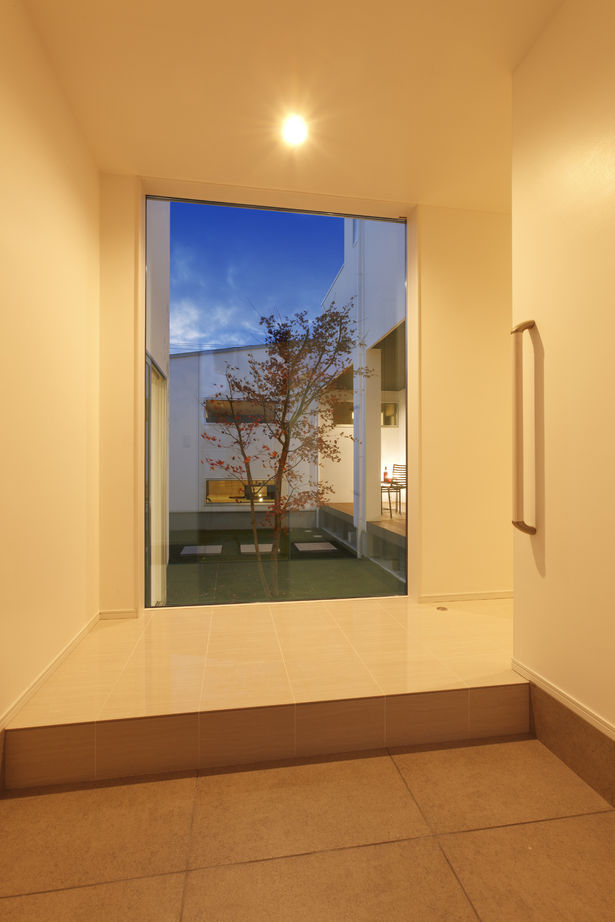 サンジョーホーム 【ビルトインガレージ】2000万円台で叶えた広々としたウッドデッキに中庭のある間取り。ホテルライクな実例の建築実例画像7