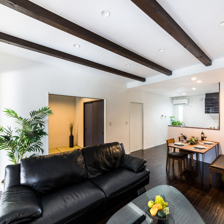 サンジョーホーム 【一宮市/平屋/間取り図】ガレージで趣味も楽しみ、バリアフリー仕様の自然素材溢れるおしゃれな2世帯住宅の建築実例画像2