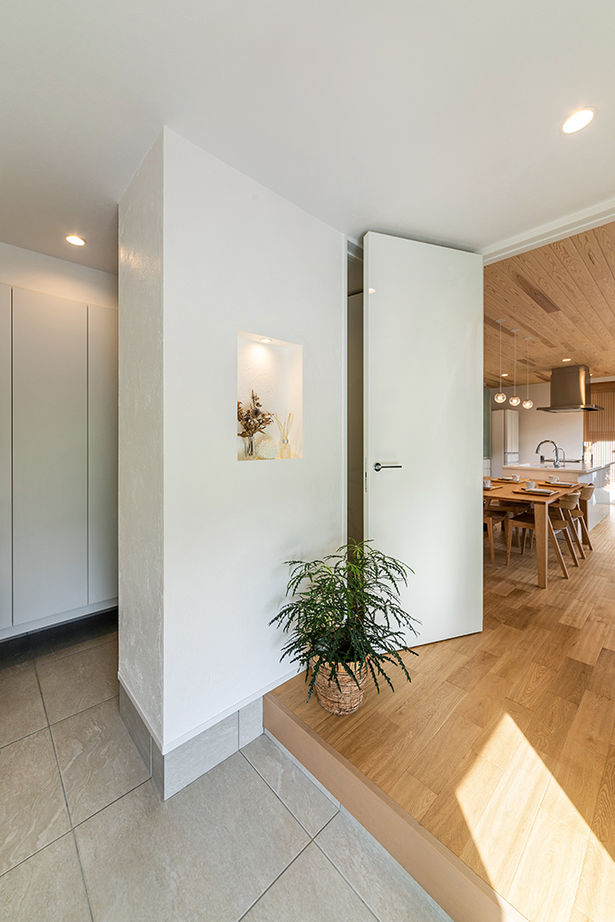 サンジョーホーム 【ホテルライク/中庭/間取り図】上質な室内。住みやすさとおもてなしを兼ね備えた多彩な居場所のある実例の建築実例画像6