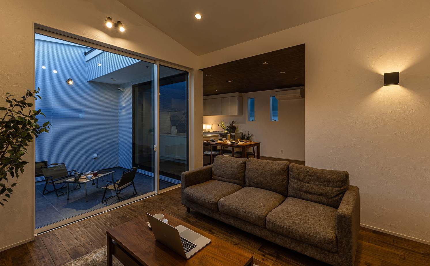 サンジョーホーム 【平屋/中庭/間取り図】モデルハウスを参考にした30坪とは思えない開放的な空間。無駄を省き収納も充実の家の建築実例画像9