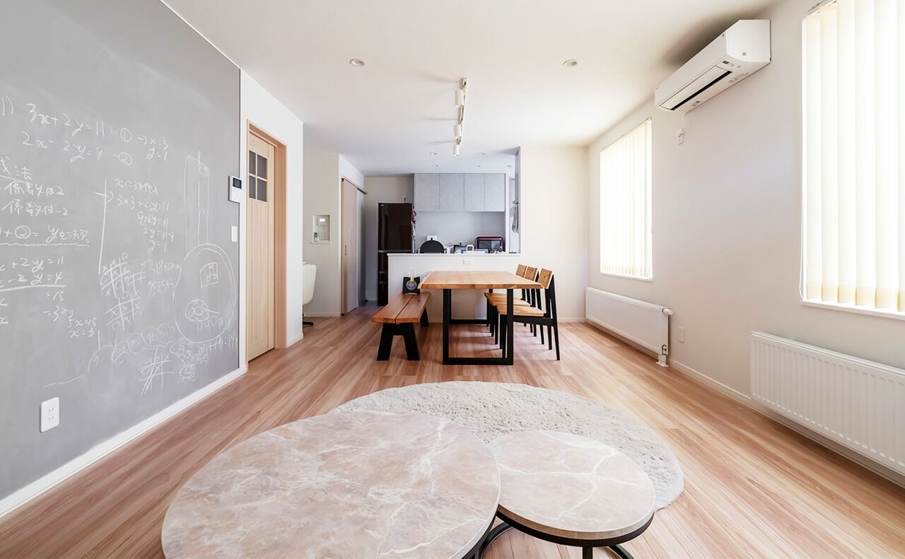 大進ホーム 【札幌市／32.6坪／階段下収納】チョークボードの壁にソーイングスペースなど、好きなものを集めた楽しい家の建築実例画像2