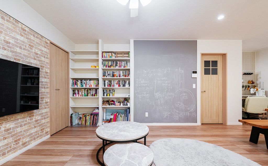 大進ホーム 【札幌市／32.6坪／階段下収納】チョークボードの壁にソーイングスペースなど、好きなものを集めた楽しい家の建築実例画像3