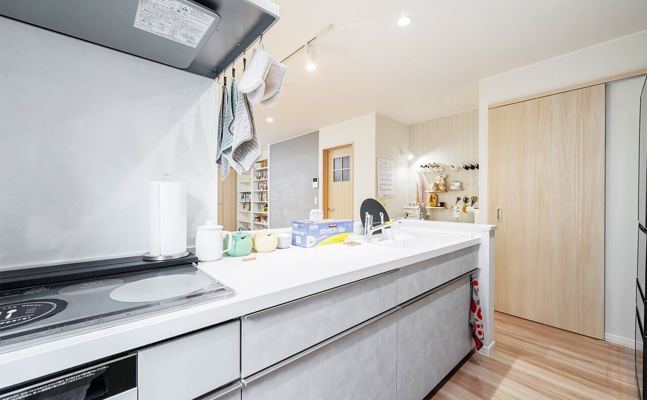 大進ホーム 【札幌市／32.6坪／階段下収納】チョークボードの壁にソーイングスペースなど、好きなものを集めた楽しい家の建築実例画像4