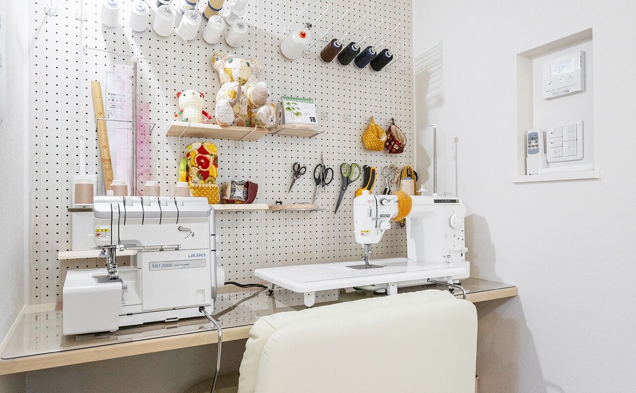 大進ホーム 【札幌市／32.6坪／階段下収納】チョークボードの壁にソーイングスペースなど、好きなものを集めた楽しい家の建築実例画像5