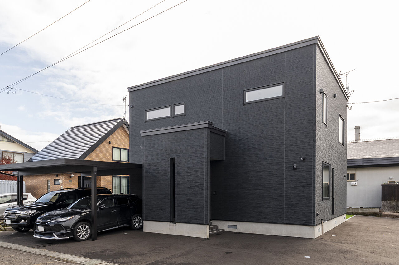 大進ホーム 【岩見沢市／ホテルライク】吹抜け×大開口の22帖LDK。音響設備搭載キッチンで、気分が上がる料理時間をの建築実例画像1