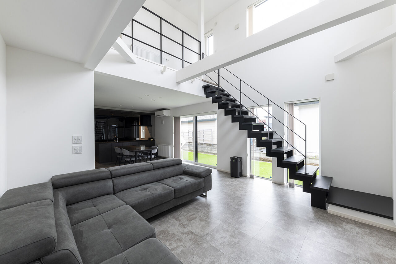 大進ホーム 【岩見沢市／ホテルライク】吹抜け×大開口の22帖LDK。音響設備搭載キッチンで、気分が上がる料理時間をの建築実例画像2