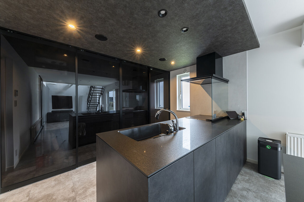 大進ホーム 【岩見沢市／ホテルライク】吹抜け×大開口の22帖LDK。音響設備搭載キッチンで、気分が上がる料理時間をの建築実例画像4