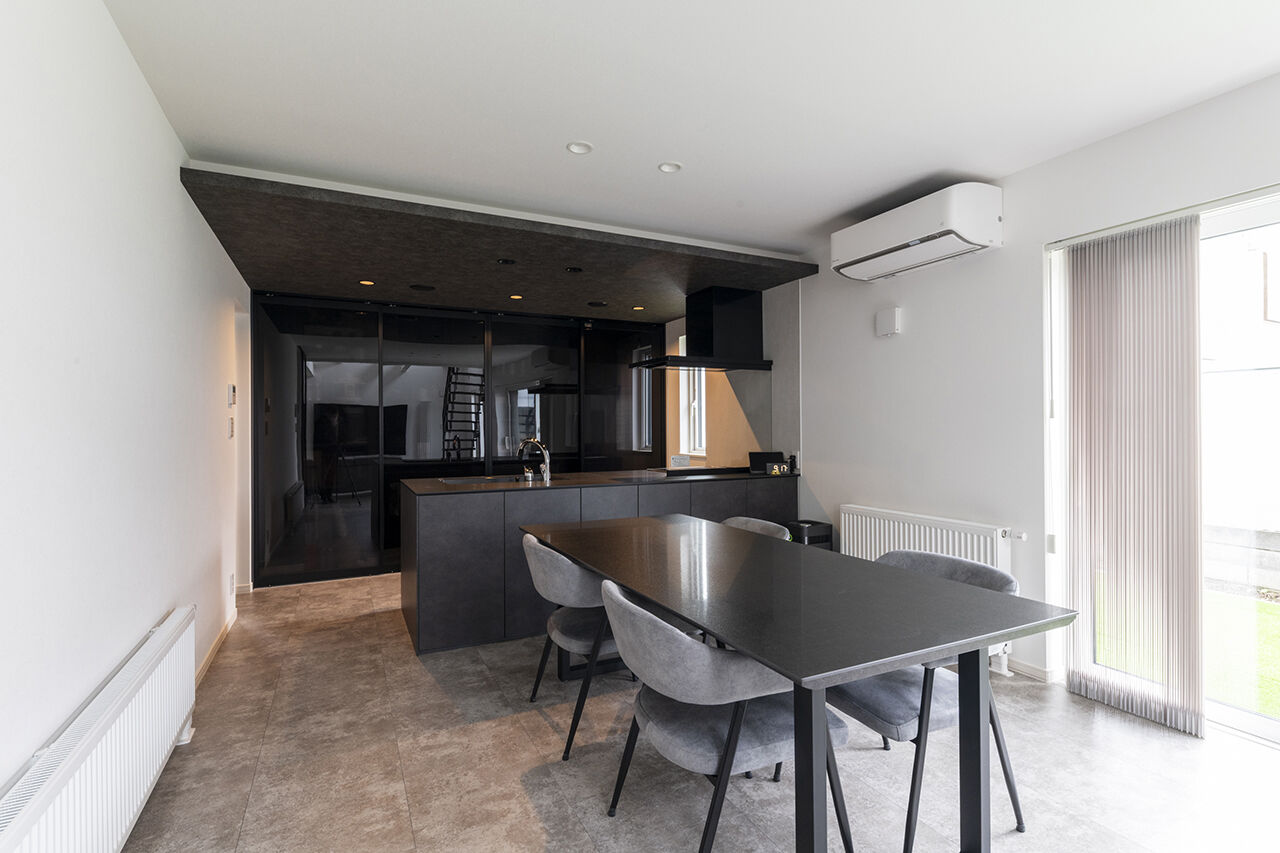 大進ホーム 【岩見沢市／ホテルライク】吹抜け×大開口の22帖LDK。音響設備搭載キッチンで、気分が上がる料理時間をの建築実例画像5