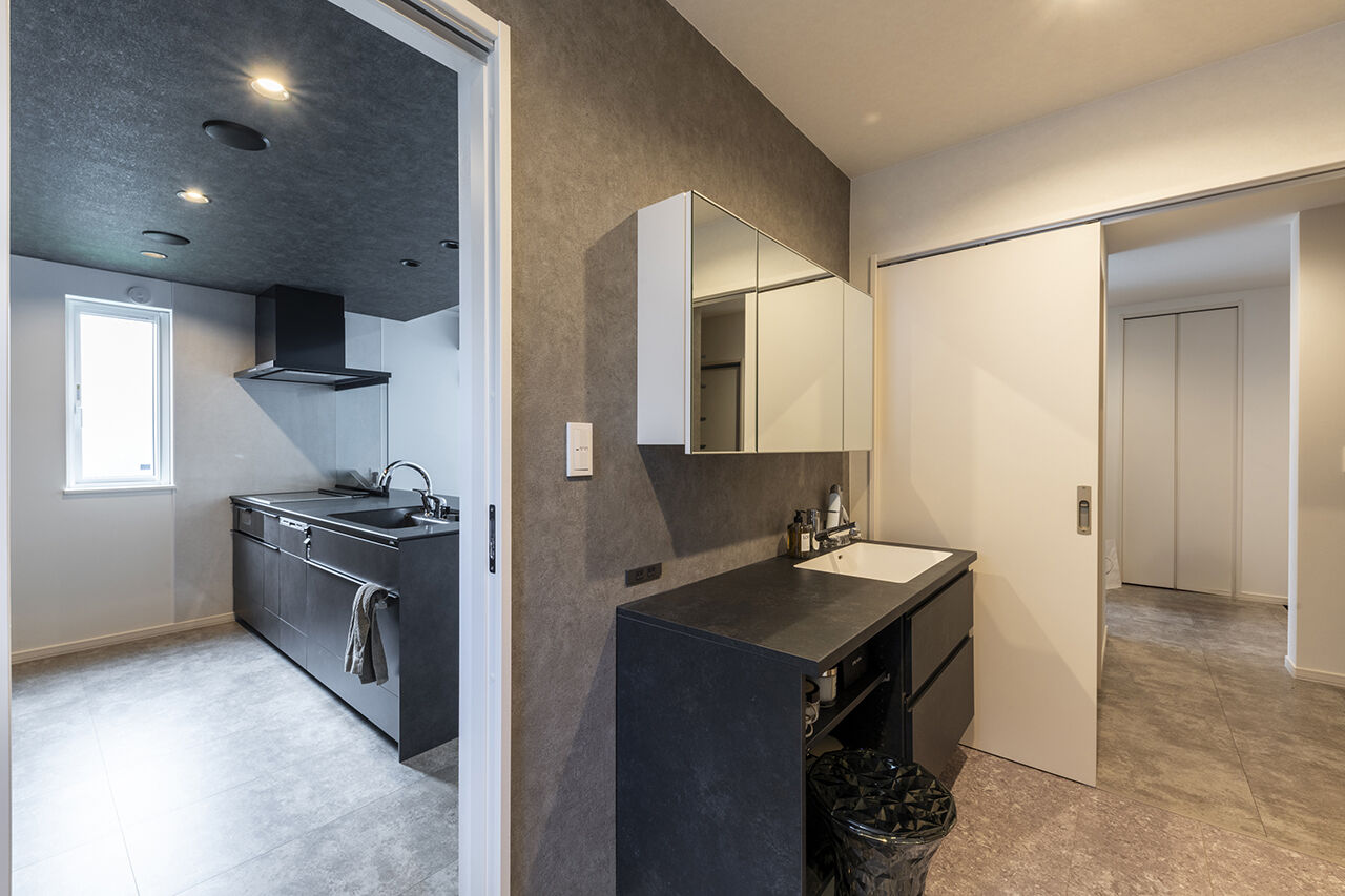 大進ホーム 【岩見沢市／ホテルライク】吹抜け×大開口の22帖LDK。音響設備搭載キッチンで、気分が上がる料理時間をの建築実例画像6