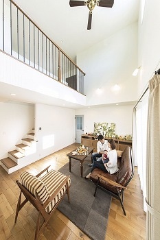 アイワホーム 【本体価格1989万円/38.57坪】漆喰の壁が空や緑に映え、白さが際立つ。海外のようなナチュラルテイストの家の建築実例画像2