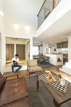 アイワホーム 【本体価格1989万円/38.57坪】漆喰の壁が空や緑に映え、白さが際立つ。海外のようなナチュラルテイストの家の建築実例画像3