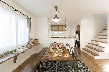 アイワホーム 【本体価格1989万円/38.57坪】漆喰の壁が空や緑に映え、白さが際立つ。海外のようなナチュラルテイストの家の建築実例画像4