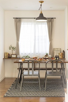 アイワホーム 【本体価格1989万円/38.57坪】漆喰の壁が空や緑に映え、白さが際立つ。海外のようなナチュラルテイストの家の建築実例画像5