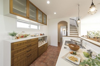 アイワホーム 【本体価格1989万円/38.57坪】漆喰の壁が空や緑に映え、白さが際立つ。海外のようなナチュラルテイストの家の建築実例画像6