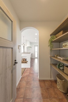 アイワホーム 【本体価格1989万円/38.57坪】漆喰の壁が空や緑に映え、白さが際立つ。海外のようなナチュラルテイストの家の建築実例画像7