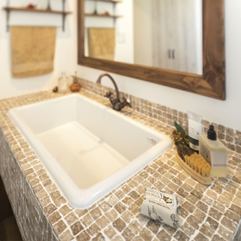 アイワホーム 【本体価格1989万円/38.57坪】漆喰の壁が空や緑に映え、白さが際立つ。海外のようなナチュラルテイストの家の建築実例画像8