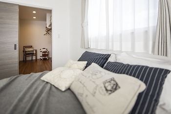 アイワホーム 【本体価格1989万円/38.57坪】漆喰の壁が空や緑に映え、白さが際立つ。海外のようなナチュラルテイストの家の建築実例画像9