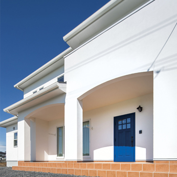 アイワホーム 【本体価格1989万円/38.57坪】漆喰の壁が空や緑に映え、白さが際立つ。海外のようなナチュラルテイストの家の建築実例画像10