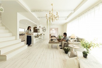 アイワホーム 【本体価格2336万円/48.03坪】理想の世界感を叶えた、光溢れるシャビーシックで柔らかな空気が漂う白い家の建築実例画像