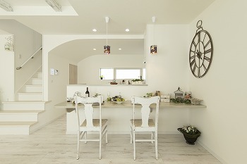 アイワホーム 【本体価格2336万円/48.03坪】理想の世界感を叶えた、光溢れるシャビーシックで柔らかな空気が漂う白い家の建築実例画像2