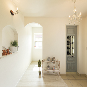 アイワホーム 【本体価格2336万円/48.03坪】理想の世界感を叶えた、光溢れるシャビーシックで柔らかな空気が漂う白い家の建築実例画像5