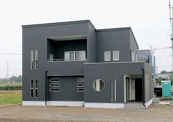 アイワホーム 【本体価格2050万円/43.84坪】大きな中庭から望むプライベートスカイ。毎日を楽しみ、ゆったり過ごす住まいの建築実例画像2