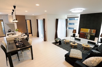 アイワホーム 【本体価格2050万円/43.84坪】大きな中庭から望むプライベートスカイ。毎日を楽しみ、ゆったり過ごす住まいの建築実例画像3