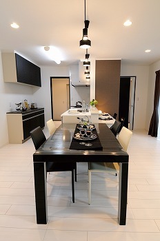 アイワホーム 【本体価格2050万円/43.84坪】大きな中庭から望むプライベートスカイ。毎日を楽しみ、ゆったり過ごす住まいの建築実例画像4