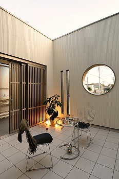 アイワホーム 【本体価格2050万円/43.84坪】大きな中庭から望むプライベートスカイ。毎日を楽しみ、ゆったり過ごす住まいの建築実例画像6