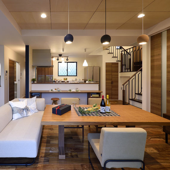 アイワホーム 【本体価格2070万円/37.637坪】ナチュラルな木の質感を感じられるシナベニアの天井とスキップフロアのある住まいの建築実例画像2