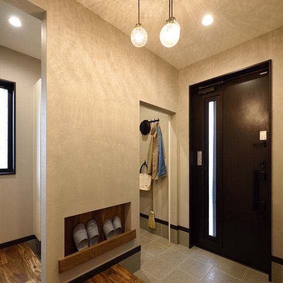 アイワホーム 【本体価格2070万円/37.637坪】ナチュラルな木の質感を感じられるシナベニアの天井とスキップフロアのある住まいの建築実例画像4