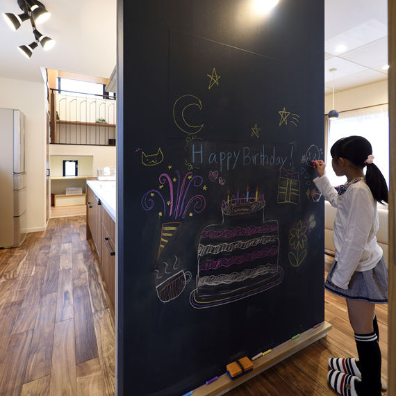 アイワホーム 【本体価格2070万円/37.637坪】ナチュラルな木の質感を感じられるシナベニアの天井とスキップフロアのある住まいの建築実例画像5