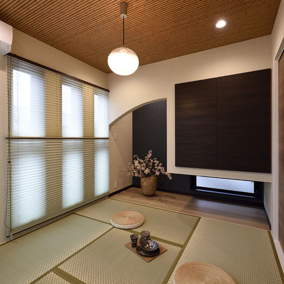 アイワホーム 【本体価格2070万円/37.637坪】ナチュラルな木の質感を感じられるシナベニアの天井とスキップフロアのある住まいの建築実例画像6