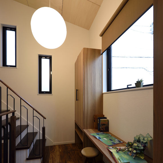 アイワホーム 【本体価格2070万円/37.637坪】ナチュラルな木の質感を感じられるシナベニアの天井とスキップフロアのある住まいの建築実例画像7