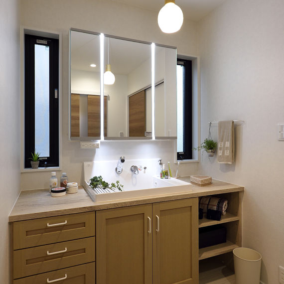 アイワホーム 【本体価格2070万円/37.637坪】ナチュラルな木の質感を感じられるシナベニアの天井とスキップフロアのある住まいの建築実例画像8