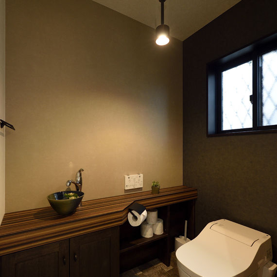 アイワホーム 【本体価格2070万円/37.637坪】ナチュラルな木の質感を感じられるシナベニアの天井とスキップフロアのある住まいの建築実例画像9