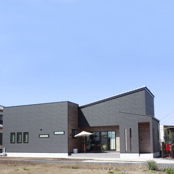 アイワホーム 【本体価格2290万円/30.9坪】シャープな勾配のある屋根とブラックの外壁がひときわ目を引く平屋の住まいの建築実例画像2