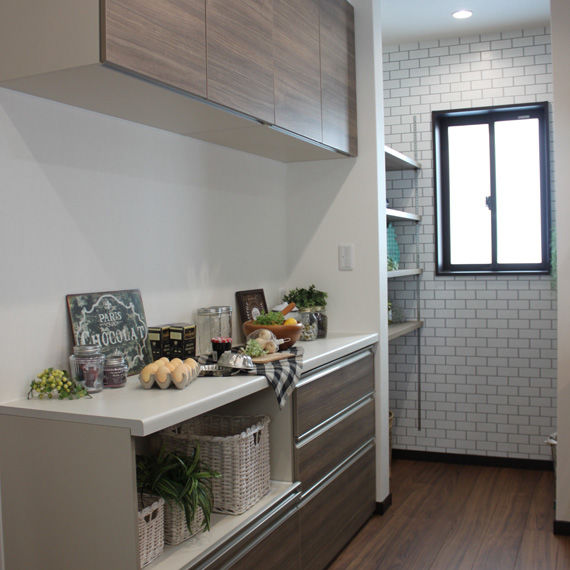 アイワホーム 【本体価格2290万円/30.9坪】シャープな勾配のある屋根とブラックの外壁がひときわ目を引く平屋の住まいの建築実例画像4