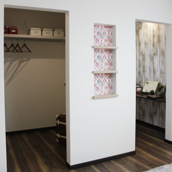 アイワホーム 【本体価格2290万円/30.9坪】シャープな勾配のある屋根とブラックの外壁がひときわ目を引く平屋の住まいの建築実例画像9