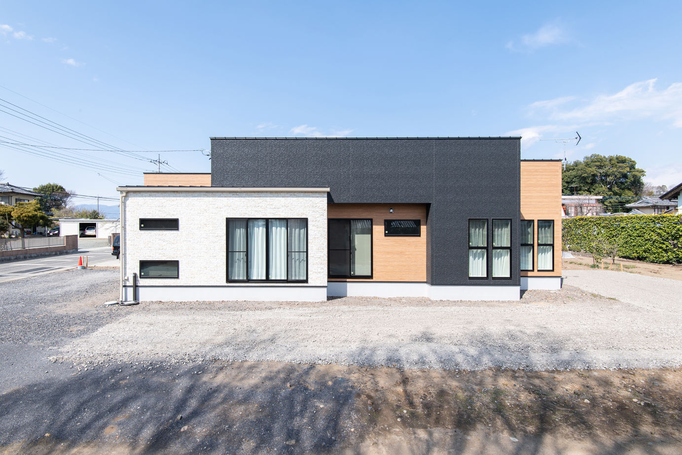 アイワホーム 【本体価格2290万円/34.9坪/平屋】「座る」リビングで空間を演出した、ダウンフロアのある平屋の住まいの建築実例画像2