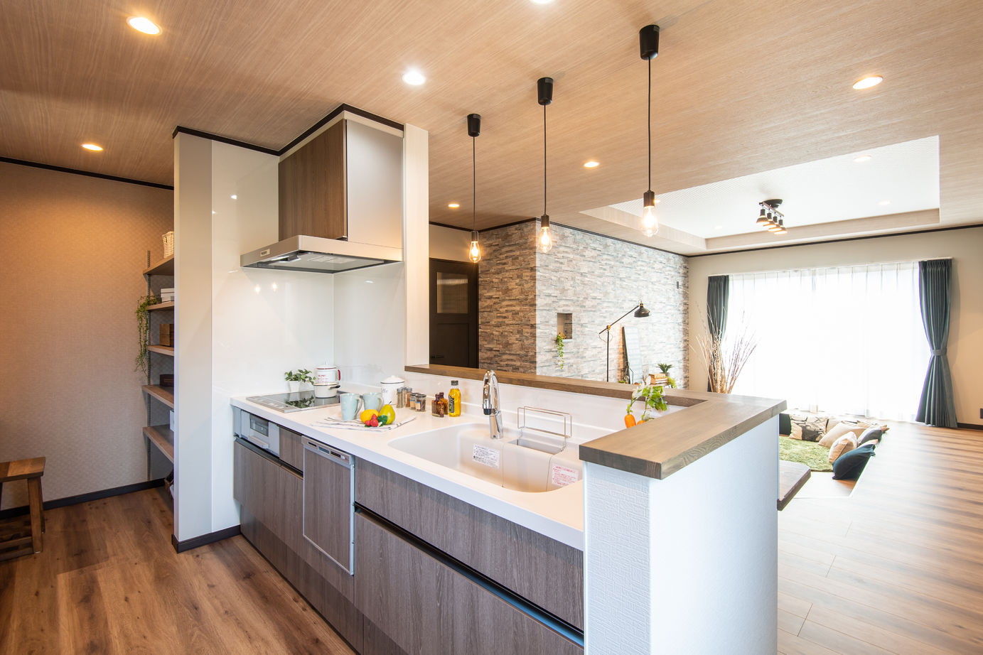 アイワホーム 【本体価格2290万円/34.9坪/平屋】「座る」リビングで空間を演出した、ダウンフロアのある平屋の住まいの建築実例画像3