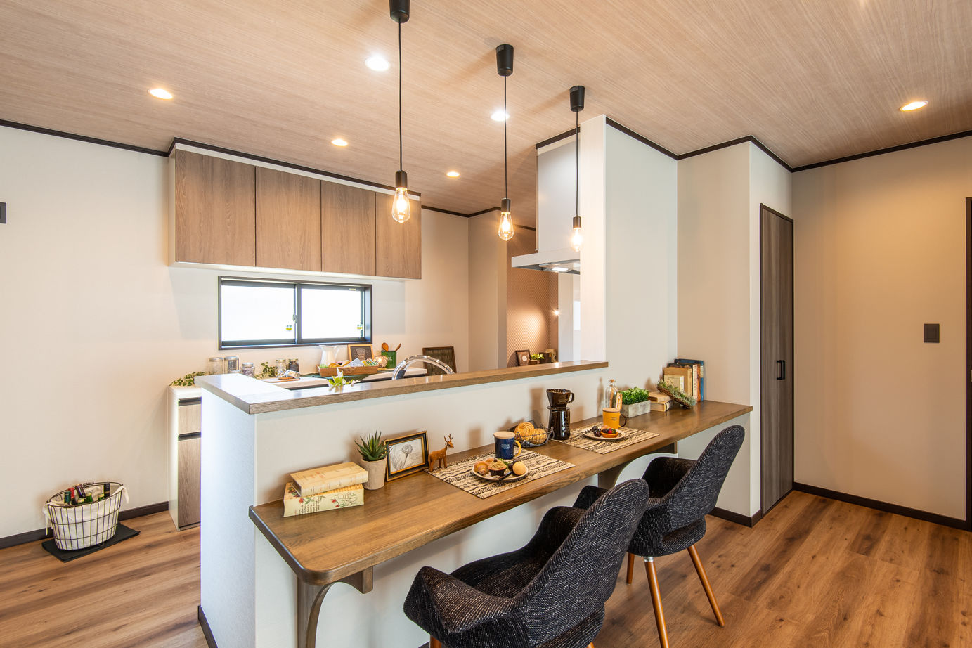 アイワホーム 【本体価格2290万円/34.9坪/平屋】「座る」リビングで空間を演出した、ダウンフロアのある平屋の住まいの建築実例画像4