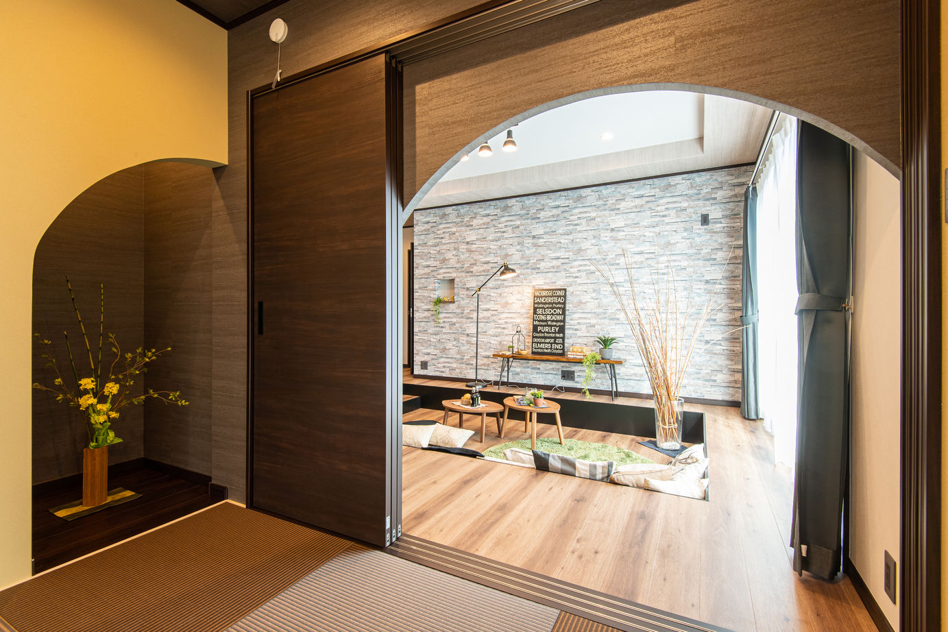 アイワホーム 【本体価格2290万円/34.9坪/平屋】「座る」リビングで空間を演出した、ダウンフロアのある平屋の住まいの建築実例画像5