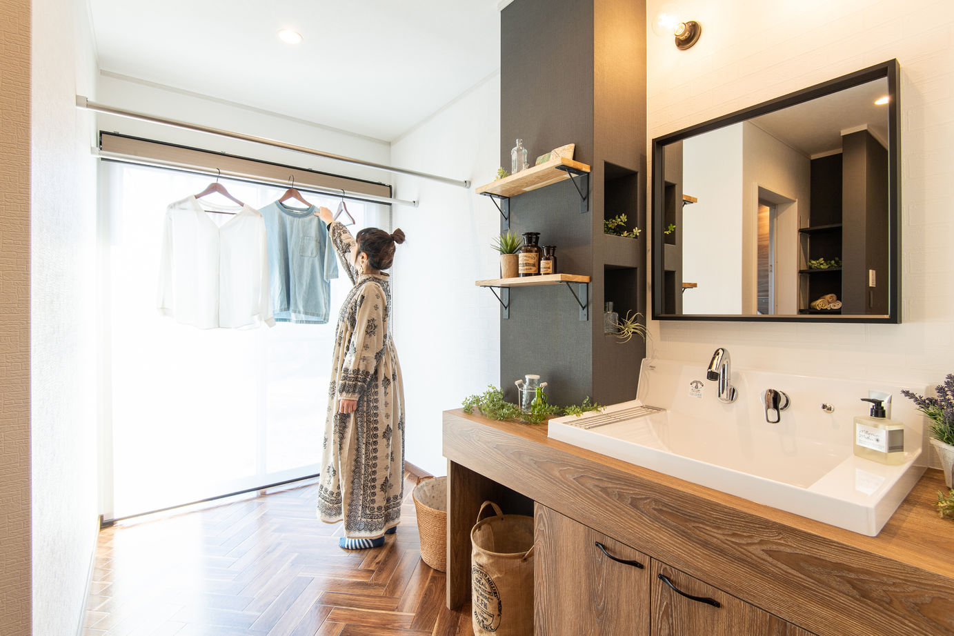 アイワホーム 【本体価格2290万円/34.9坪/平屋】「座る」リビングで空間を演出した、ダウンフロアのある平屋の住まいの建築実例画像6