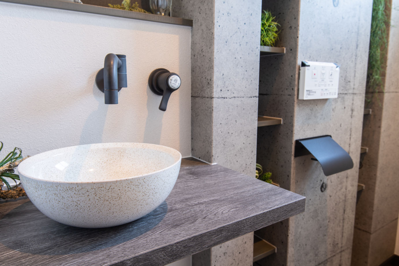 アイワホーム 【本体価格2290万円/34.9坪/平屋】「座る」リビングで空間を演出した、ダウンフロアのある平屋の住まいの建築実例画像10