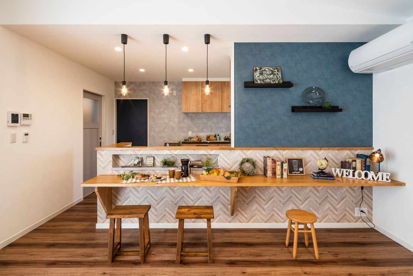 アイワホーム 【本体価格2,400万円/36.6坪/平屋】黒を基調に木目とモスグリーンの外壁をアクセントにした、ZEH仕様の平屋の住まいの建築実例画像2