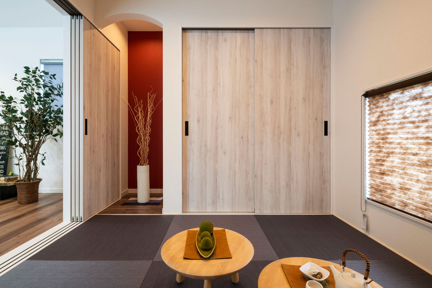 アイワホーム 【本体価格2,400万円/36.6坪/平屋】黒を基調に木目とモスグリーンの外壁をアクセントにした、ZEH仕様の平屋の住まいの建築実例画像4