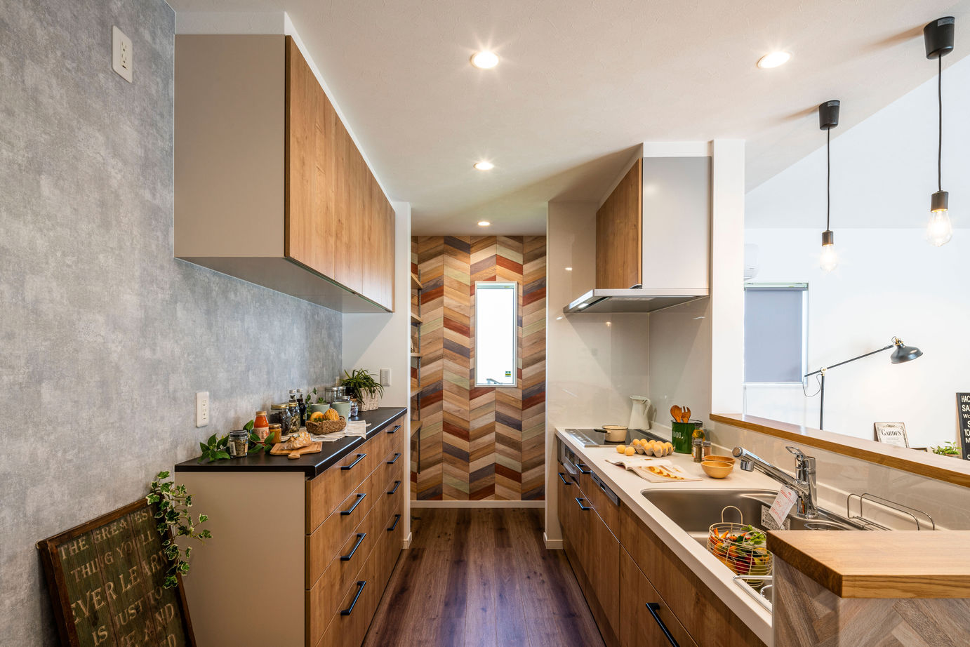 アイワホーム 【本体価格2,400万円/36.6坪/平屋】黒を基調に木目とモスグリーンの外壁をアクセントにした、ZEH仕様の平屋の住まいの建築実例画像6